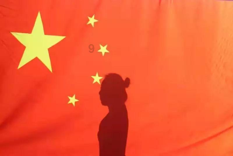 孙俪爸爸近照曝光，满头白发瘦骨嶙峋，知情人称女儿为他买房养老