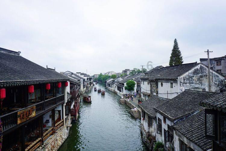生图翻车后,孙俪陪娃打球打扮时髦,12岁等等羊毛卷风格大变